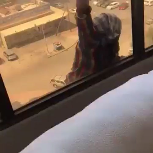 فيديو مروّع ... سقوط عاملة من الطابق السابع ... ومخدومتها اكتفت بتصويرها!